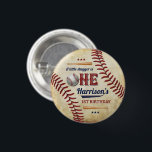 honkbaljongens 1e verjaardag ronde button 3,2 cm<br><div class="desc">Vier in stijl met deze leuke en zeer trendy 1e verjaardagsknoppen. Het ontwerp is gemakkelijk te personaliseren met uw speciale evenementenbewoording en uw gasten zullen blij zijn wanneer ze deze fantastische knoppen zien. Overeenkomende objecten vindt u in de collectie.</div>