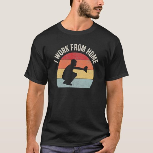 Honkbalkatcher Ik Werk Thuis Softbal T-shirt (Voorkant)