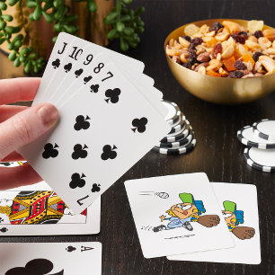 Honkbalspeelster die bal vangt midden in duikvluch pokerkaarten