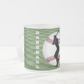 Honkbalspeler op honkbalveld met zijn naam matglas koffiemok (Voorkant links)