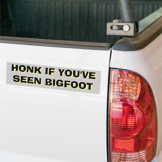 Honking voor Bigfoot Sasquatch Zwart en Geel Bumpersticker (Op Truck)