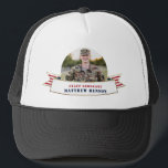 Honor Militaire Dienst Foto Trucker Hat Trucker Pet<br><div class="desc">Eet uw dienstman met deze patriottische rode witte en blauwe vrachtwagendoppen, met één enkele gecentreerde cirkelfoto, een sterren en strepen banner met een faux grens van de folie en placeholders voor de naam en de rang van uw speciale dienstpersoon. Geweldige cadeautjes voor ouders en grootouders! Beschikbaar in mannen- en vrouwenformaten....</div>