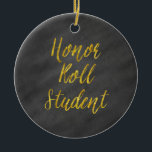 Honor Roll Student Gold Faux Glitter Chalkboard Keramisch Ornament<br><div class="desc">Gebruik onze koele sjabloon, kunstwerk, foto, grafisch, of illustratie, dan voeg een naam, een tekst, een citaat, of een monogram aan creëer uw eigen douane of monogrammed hangende keramische versiering toe. Klik op Aanpassen. -toets om deze volledig aan te passen. Deze ronde sieraden zijn grote geschenken voor mannen, vrouwen en...</div>