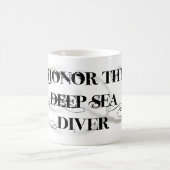 Honor Thy Deep Zee Diver Koffiemok (Center)