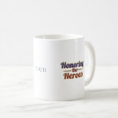 Honoring Our Heroes / Día de los Caídos Koffiemok (Voorkant rechts)