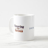 Honoring Our Heroes / Día de los Caídos Koffiemok (Voorkant links)
