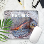 Honu Tropical Hawaii Zee Turtle Foto Aangepaste Na Muismat<br><div class="desc">Hawaïaanse zee schildpadden weten zeker hoe ze in de zon kunnen ontspannen. Drijf terug naar de warme bries van de Hawaiiaanse eilanden met deze kalmerende en kleurrijke fotografie gepersonaliseerde naam mousepad. Typ gewoon de gepersonaliseerde naam van uw keuze en u kunt deze mousepad eenvoudig aanpassen. Ik bied ook maatwerk aan...</div>