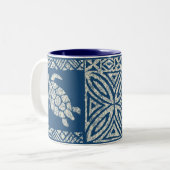Honu Zee Turtle Hawaiian Tapa - Indigo Tweekleurige Koffiemok (Voorkant links)