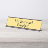 Hoofd in geel bureau naambordje (Voorkant)