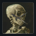 Hoofd Skelet met Sigarette van Van Gogh Vierkante Klok<br><div class="desc">Het hoofd van een Skelet met Burning Cigarette van Vincent Van Gogh, olie op canvas 1886, is een beschilderde oliestudie van een menselijke schedel en het bovenste skelet, in de mond waarvan de kunstenaar een brandende sigaret heeft aangebracht, met een mager en humoristisch effect. Waarschijnlijk geschilderd terwijl Van Gogh begin...</div>