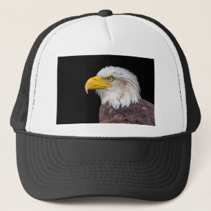 Hoofd van de kale arend op zwart trucker pet
