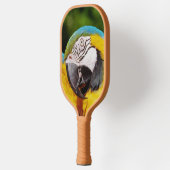 Hoofd van een Blauwe en Gele Macaw Pickleball Paddle (Links)