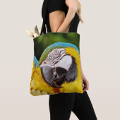 Hoofd van een Blauwe en Gele Macaw Tote Bag (Dichtbij)