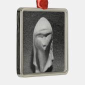Hoofd van een vrouw bekend als Venus of Brassempou Metalen Ornament (Rechts)