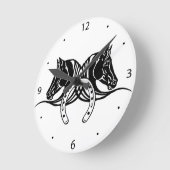 hoofden van twee zwarte paarden en hoefijzer ronde klok (Hoek)