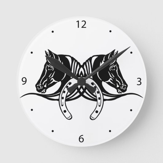 hoofden van twee zwarte paarden en hoefijzer ronde klok (Voorkant)