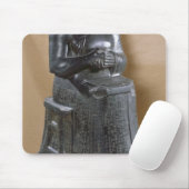 Hoofdloos standbeeld van prins Gudea als Muismat (Met muis)