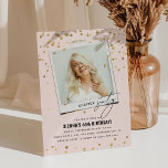 Hoofdstuk Sixty Fun Moderne foto 60e verjaardag Kaart<br><div class="desc">Hoofdstuk Zestig! Nodig vrienden en familie uit om een 60e verjaardagsfeest te vieren met deze leuke uitnodigingen voor moderne volwassen verjaardagen. Het ontwerp is voorzien van een fotomap, de tekst 'Chapter Sixty in serif en kalligrafie lettertype, faux gold glitter confetti en een bewerkbare verjaardag sjabloon die gemakkelijk aan te passen...</div>