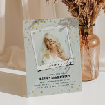 Hoofdstuk Sixty Fun Moderne foto 60e verjaardag Kaart<br><div class="desc">Hoofdstuk Zestig! Nodig vrienden en familie uit om een 60e verjaardagsfeest te vieren met deze leuke uitnodigingen voor moderne volwassen verjaardagen. Het ontwerp is voorzien van een fotomap, de tekst 'Chapter Sixty in serif en kalligrafie lettertype, faux gold glitter confetti en een bewerkbare verjaardag sjabloon die gemakkelijk aan te passen...</div>