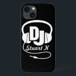 Hoofdtelefoon DJ met zwarte en witte draagtas iPhone 13 Hoesje<br><div class="desc">Bescherm uw telefoon tegen stoten en ongelukken,  met deze draagtas. Originele DJ-hoofdtelefoonbehuizing voor muziek-dj's en ontluikende schijfjockeys en ventilatoren. Aanpassen met jouw naam. Voorbeeld: Stuart K. Exclusief ontworpen door Sarah Trett.</div>
