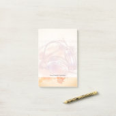 Hoofdtelefoon op een achtergrond van de waterverf post-it® notes (Op bureau)