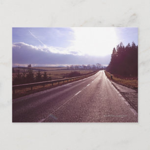 Hoofdweg met lage winterzon. briefkaart