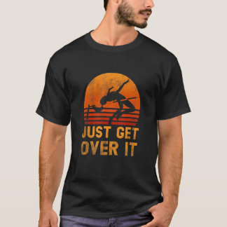Hoog springen gewoon over zijn retro zonsondergan t-shirt