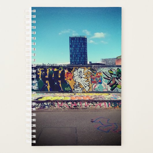 Hoogbouw, achter een graffitimuur planner (Voorkant)