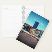 Hoogbouw, achter een graffitimuur planner (Display)