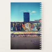 Hoogbouw, achter een graffitimuur planner (Achterkant)