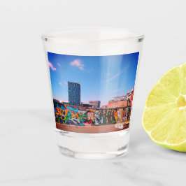 Hoogbouw achter graffiti-muur. shot glas