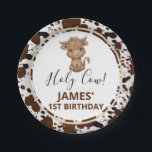 Hoogland Koe Koe Afdrukdag Papieren Bordje<br><div class="desc">Hoogland Koe Koe Druk op Birthday Party Paper Bord Cute holy koe op verjaardagsfeestje bord voor een kleine jongen met een schattig hoog land koe afbeelding en een bruine koeienhuid patroonachtergrond.</div>