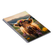 Hoogland Koe met kleurrijke bloemkroon Notitieboek (Rechterzijde)