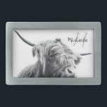 Hoogland koe portret initiaal monogram zwart wit gesp<br><div class="desc">De koe van de Hoogland portret het monogram van het initiaal van de douanenaam in zwart-wit. Portretfoto van een majestueus hooglandvee op een broze dag met witte achtergrond in zwart-wit.</div>