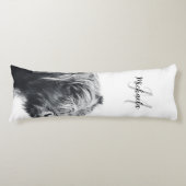 Hoogland koe portret initiaal monogram zwart wit lichaamskussen (Voorkant)