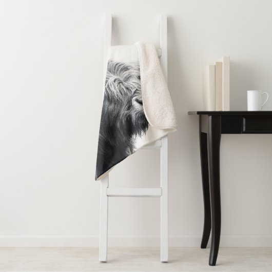 Hoogland koe portret initiaal monogram zwart wit sherpa deken (In situ)