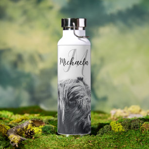 Hoogland koe portret initiaal monogram zwart wit waterfles