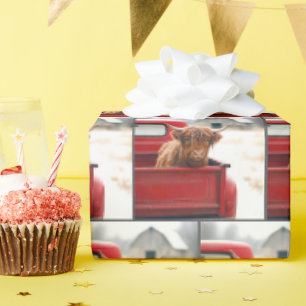 Hooglandkoe in een rode retro-pick-uptruck cadeaupapier