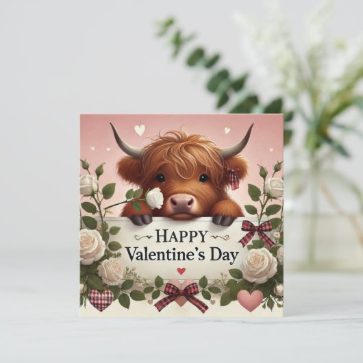 Hooglandkoe Valentijn met witte rozen Feestdagenkaart (Staand voorkant)