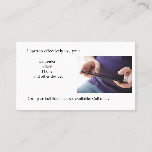 Hoogste man hanteert laptoptoetsenbord visitekaartje (Achterkant)