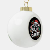Hoogstwaarschijnlijk een selfie maken met de kerst keramische bal ornament (Links)
