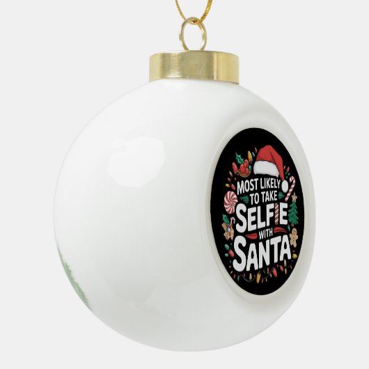 Hoogstwaarschijnlijk een selfie maken met de kerst keramische bal ornament (Links)