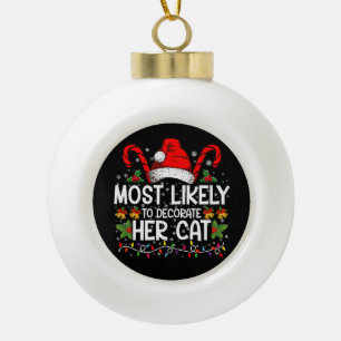 Hoogstwaarschijnlijk versiert ze haar kat familie  keramische bal ornament