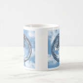 Hoogte van de hemel met boom, wolken, hemel, bel koffiemok (Center)