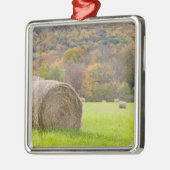 Hooibalen en herfst op boerderij; metalen ornament (Links)