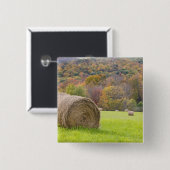 Hooibalen en herfst op boerderij; vierkante button 5,1 cm (Voorkant /achterkant)