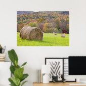 Hooibalen en herfstloof op boerderij, poster (Thuiskantoor)