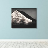 Hooischuur in zwart en wit canvas afdruk (Insitu (Houten vloer))