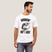 Hookin' Ain't Easy Vissers T-Shirt – Grappige Heng (Voorkant volledig)