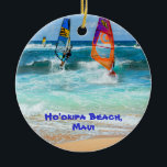 Ho'okipa Beach en Maui Surfboards Keramisch Ornament<br><div class="desc">Wereldberoemd strand met windsurfen op de noordkust van Maui aan één kant. De beroemde surfboardhek aan de andere kant. Verander de jaardatum in het jaar van uw keuze.</div>